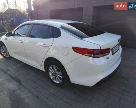 Білий Кіа K5, об'ємом двигуна 2 л та пробігом 384 тис. км за 10400 $, фото 2 на Automoto.ua