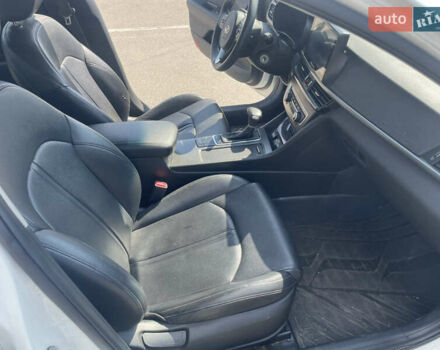 Белый Киа K5, объемом двигателя 2 л и пробегом 300 тыс. км за 10500 $, фото 9 на Automoto.ua