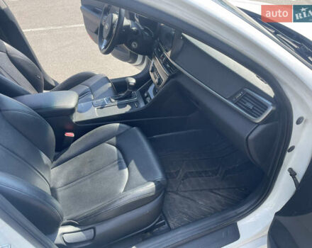 Белый Киа K5, объемом двигателя 2 л и пробегом 300 тыс. км за 10500 $, фото 10 на Automoto.ua