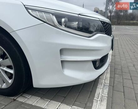 Білий Кіа K5, об'ємом двигуна 2 л та пробігом 259 тис. км за 12500 $, фото 2 на Automoto.ua