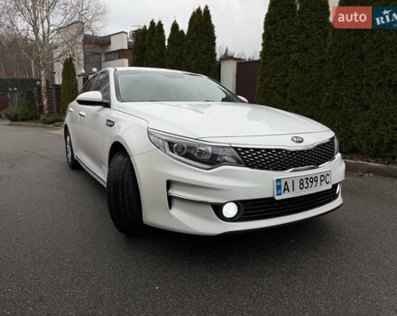 Белый Киа K5, объемом двигателя 2 л и пробегом 300 тыс. км за 14000 $, фото 1 на Automoto.ua