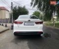 Белый Киа K5, объемом двигателя 2 л и пробегом 383 тыс. км за 11490 $, фото 5 на Automoto.ua