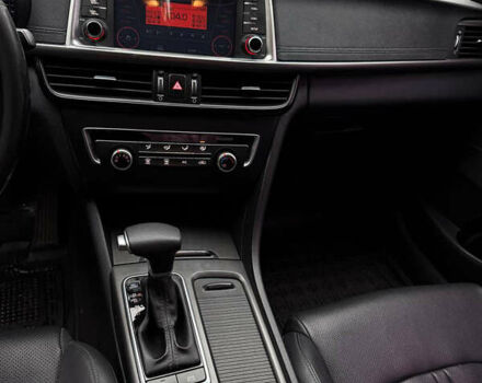 Белый Киа K5, объемом двигателя 2 л и пробегом 300 тыс. км за 14000 $, фото 12 на Automoto.ua