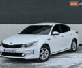 Белый Киа K5, объемом двигателя 2 л и пробегом 229 тыс. км за 12300 $, фото 1 на Automoto.ua