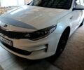 Белый Киа K5, объемом двигателя 2 л и пробегом 300 тыс. км за 7700 $, фото 1 на Automoto.ua