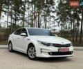 Белый Киа K5, объемом двигателя 2 л и пробегом 200 тыс. км за 12900 $, фото 1 на Automoto.ua