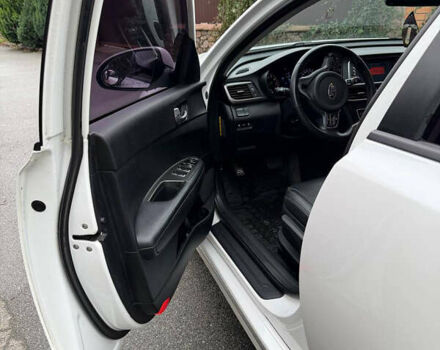 Белый Киа K5, объемом двигателя 2 л и пробегом 300 тыс. км за 14000 $, фото 13 на Automoto.ua