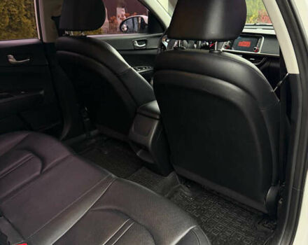 Белый Киа K5, объемом двигателя 2 л и пробегом 300 тыс. км за 14000 $, фото 18 на Automoto.ua