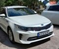 Белый Киа K5, объемом двигателя 2 л и пробегом 248 тыс. км за 13000 $, фото 1 на Automoto.ua