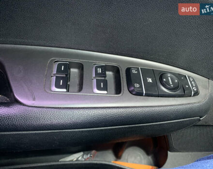 Білий Кіа K5, об'ємом двигуна 2 л та пробігом 90 тис. км за 12500 $, фото 5 на Automoto.ua