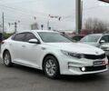 Белый Киа K5, объемом двигателя 2 л и пробегом 229 тыс. км за 13390 $, фото 2 на Automoto.ua
