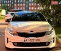 Белый Киа K5, объемом двигателя 2 л и пробегом 169 тыс. км за 12000 $, фото 1 на Automoto.ua