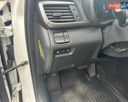 Білий Кіа K5, об'ємом двигуна 2 л та пробігом 259 тис. км за 12500 $, фото 15 на Automoto.ua