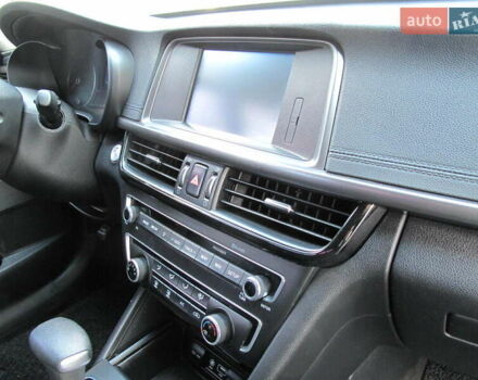 Белый Киа K5, объемом двигателя 2 л и пробегом 253 тыс. км за 12900 $, фото 50 на Automoto.ua