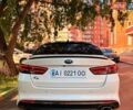 Белый Киа K5, объемом двигателя 2 л и пробегом 169 тыс. км за 12000 $, фото 3 на Automoto.ua
