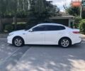 Белый Киа K5, объемом двигателя 2 л и пробегом 335 тыс. км за 11990 $, фото 3 на Automoto.ua