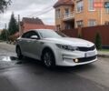 Белый Киа K5, объемом двигателя 2 л и пробегом 383 тыс. км за 11490 $, фото 2 на Automoto.ua