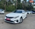 Белый Киа K5, объемом двигателя 2 л и пробегом 324 тыс. км за 11699 $, фото 1 на Automoto.ua