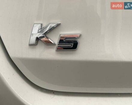 Білий Кіа K5, об'ємом двигуна 2 л та пробігом 405 тис. км за 12490 $, фото 4 на Automoto.ua
