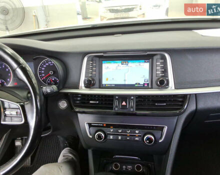 Белый Киа K5, объемом двигателя 2 л и пробегом 143 тыс. км за 16000 $, фото 16 на Automoto.ua