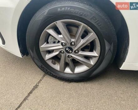 Білий Кіа K5, об'ємом двигуна 2 л та пробігом 405 тис. км за 12490 $, фото 13 на Automoto.ua