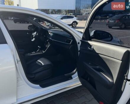 Белый Киа K5, объемом двигателя 2 л и пробегом 153 тыс. км за 16300 $, фото 7 на Automoto.ua