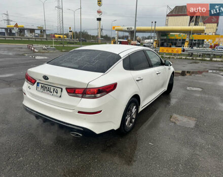 Киа K5 2018 в Киеве на Automoto.ua Белый Киа K5, объемом двигателя 2 л и пробегом 157 тыс. км за 14500 $, фото 4 на Automoto.ua