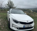 Белый Киа K5, объемом двигателя 2 л и пробегом 300 тыс. км за 9799 $, фото 1 на Automoto.ua