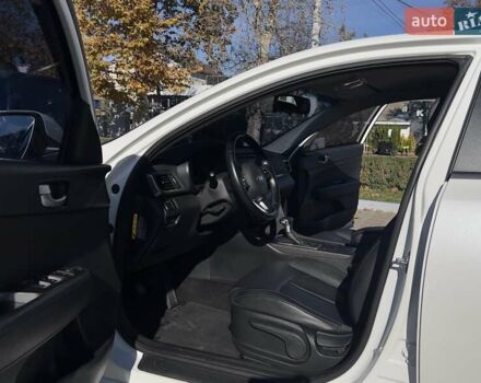 Белый Киа K5, объемом двигателя 2 л и пробегом 153 тыс. км за 16300 $, фото 8 на Automoto.ua