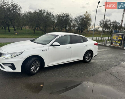 Киа K5 2018 в Киеве на Automoto.ua Белый Киа K5, объемом двигателя 2 л и пробегом 157 тыс. км за 14500 $, фото 1 на Automoto.ua