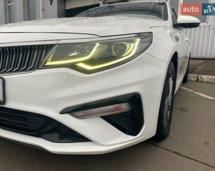 Білий Кіа K5, об'ємом двигуна 2 л та пробігом 405 тис. км за 12490 $, фото 3 на Automoto.ua