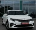 Белый Киа K5, объемом двигателя 2 л и пробегом 155 тыс. км за 14000 $, фото 1 на Automoto.ua