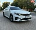 Белый Киа K5, объемом двигателя 2 л и пробегом 195 тыс. км за 11800 $, фото 1 на Automoto.ua
