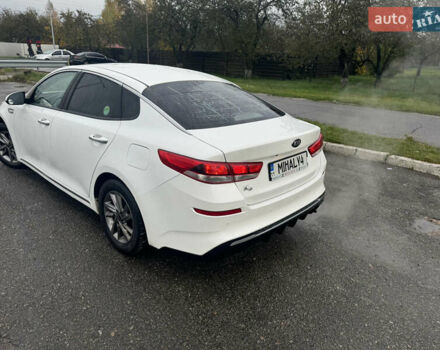 Киа K5 2018 в Киеве на Automoto.ua Белый Киа K5, объемом двигателя 2 л и пробегом 157 тыс. км за 14500 $, фото 3 на Automoto.ua