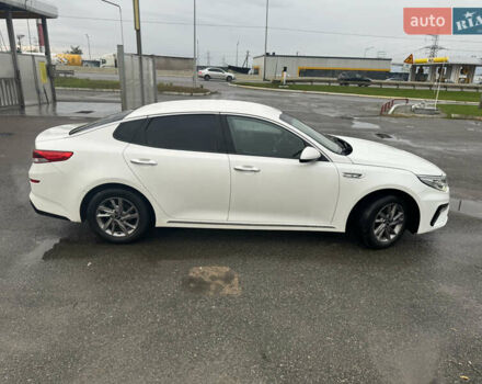 Киа K5 2018 в Киеве на Automoto.ua Белый Киа K5, объемом двигателя 2 л и пробегом 157 тыс. км за 14500 $, фото 6 на Automoto.ua