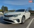 Белый Киа K5, объемом двигателя 2 л и пробегом 213 тыс. км за 16355 $, фото 1 на Automoto.ua