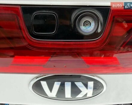 Білий Кіа K5, об'ємом двигуна 2 л та пробігом 167 тис. км за 19999 $, фото 18 на Automoto.ua