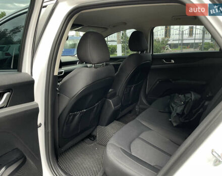 Білий Кіа K5, об'ємом двигуна 1.6 л та пробігом 12 тис. км за 21900 $, фото 19 на Automoto.ua