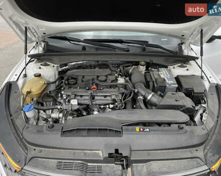 Білий Кіа K5, об'ємом двигуна 1.6 л та пробігом 12 тис. км за 20800 $, фото 34 на Automoto.ua
