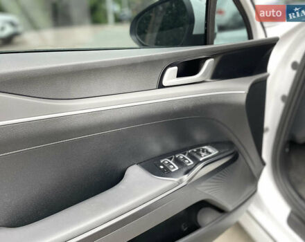 Білий Кіа K5, об'ємом двигуна 1.6 л та пробігом 12 тис. км за 21900 $, фото 21 на Automoto.ua