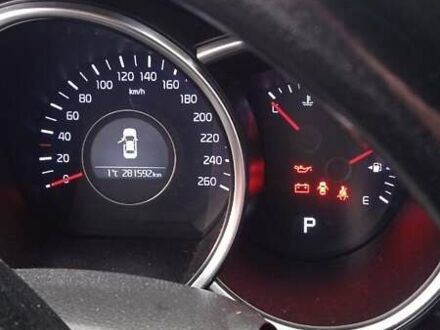 Белый Киа K5, объемом двигателя 2 л и пробегом 300 тыс. км за 8000 $, фото 1 на Automoto.ua