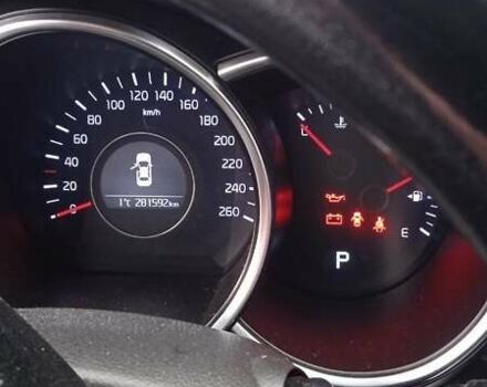 Белый Киа K5, объемом двигателя 2 л и пробегом 300 тыс. км за 8000 $, фото 1 на Automoto.ua