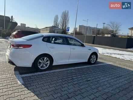 Киа K5 2015 в Киеве на Automoto.ua Белый Киа K5, объемом двигателя 2 л и пробегом 259 тыс. км за 11000 $, фото 1 на Automoto.ua