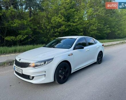 Белый Киа K5, объемом двигателя 2 л и пробегом 240 тыс. км за 10900 $, фото 1 на Automoto.ua