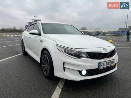 Киа K5 2015 в Киеве на Automoto.ua Белый Киа K5, объемом двигателя 2 л и пробегом 378 тыс. км за 9000 $, фото 1 на Automoto.ua