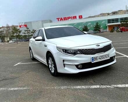 Белый Киа K5, объемом двигателя 2 л и пробегом 325 тыс. км за 10600 $, фото 1 на Automoto.ua