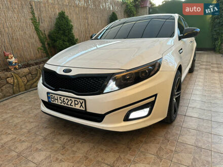 Киа K5 2015 в Одессе на Automoto.ua Белый Киа K5, объемом двигателя 2 л и пробегом 139 тыс. км за 11800 $, фото 1 на Automoto.ua