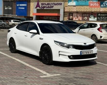 Белый Киа K5, объемом двигателя 2 л и пробегом 270 тыс. км за 9500 $, фото 1 на Automoto.ua