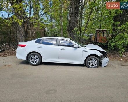 Белый Киа K5, объемом двигателя 2 л и пробегом 200 тыс. км за 4000 $, фото 1 на Automoto.ua