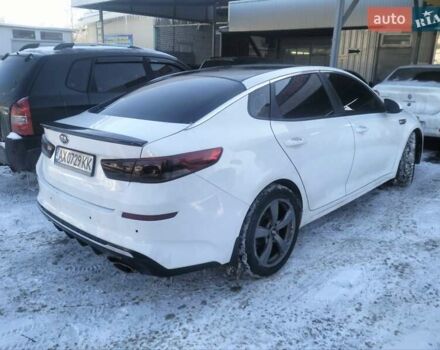 Белый Киа K5, объемом двигателя 2 л и пробегом 340 тыс. км за 10600 $, фото 1 на Automoto.ua